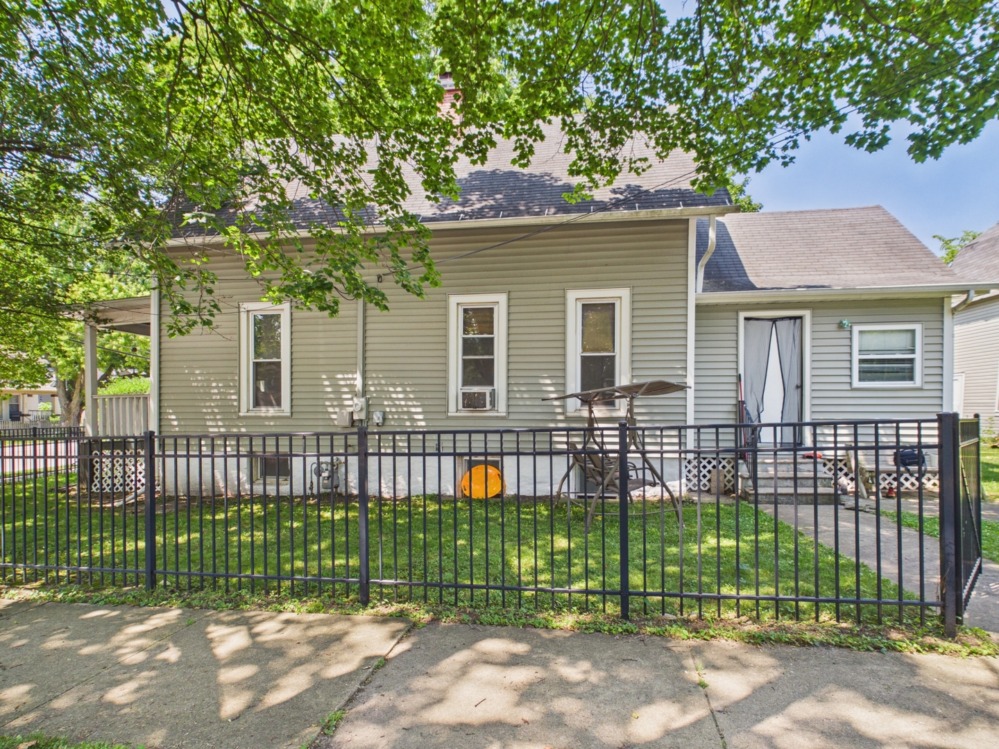 952 Larkin Avenue