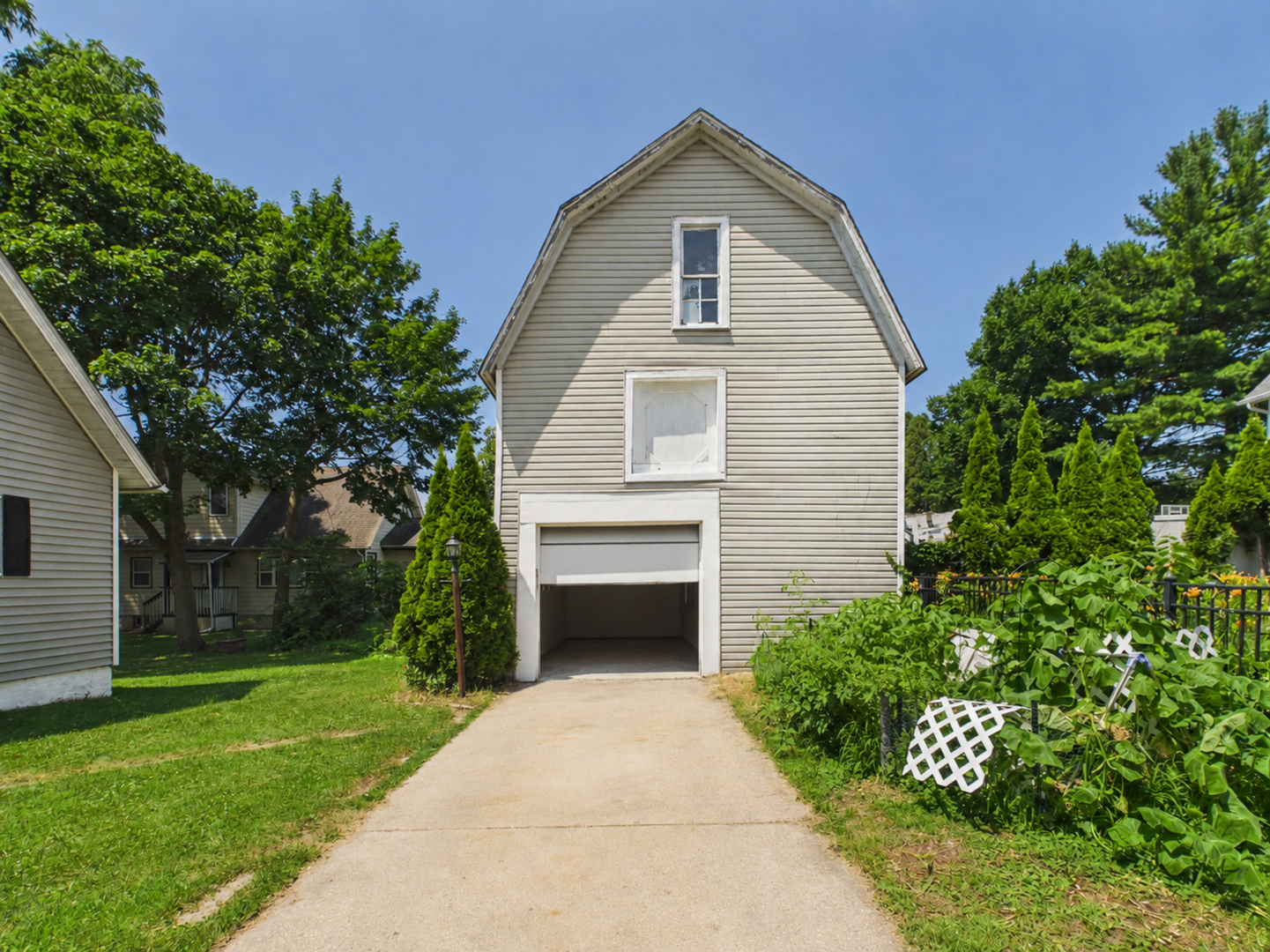 952 Larkin Avenue