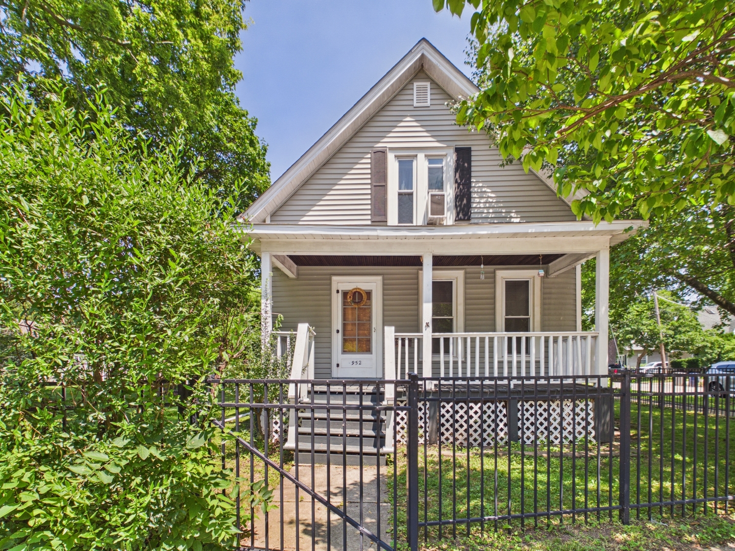 952 Larkin Avenue