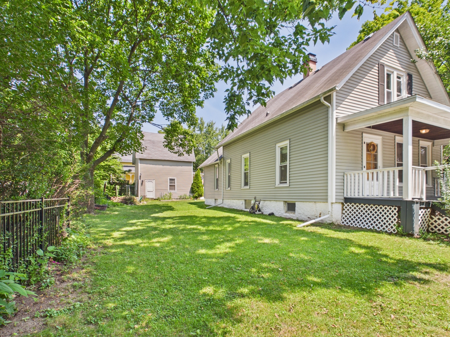 952 Larkin Avenue
