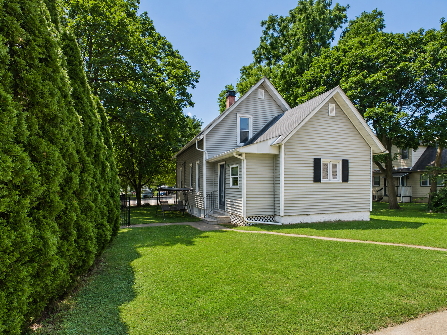 952 Larkin Avenue