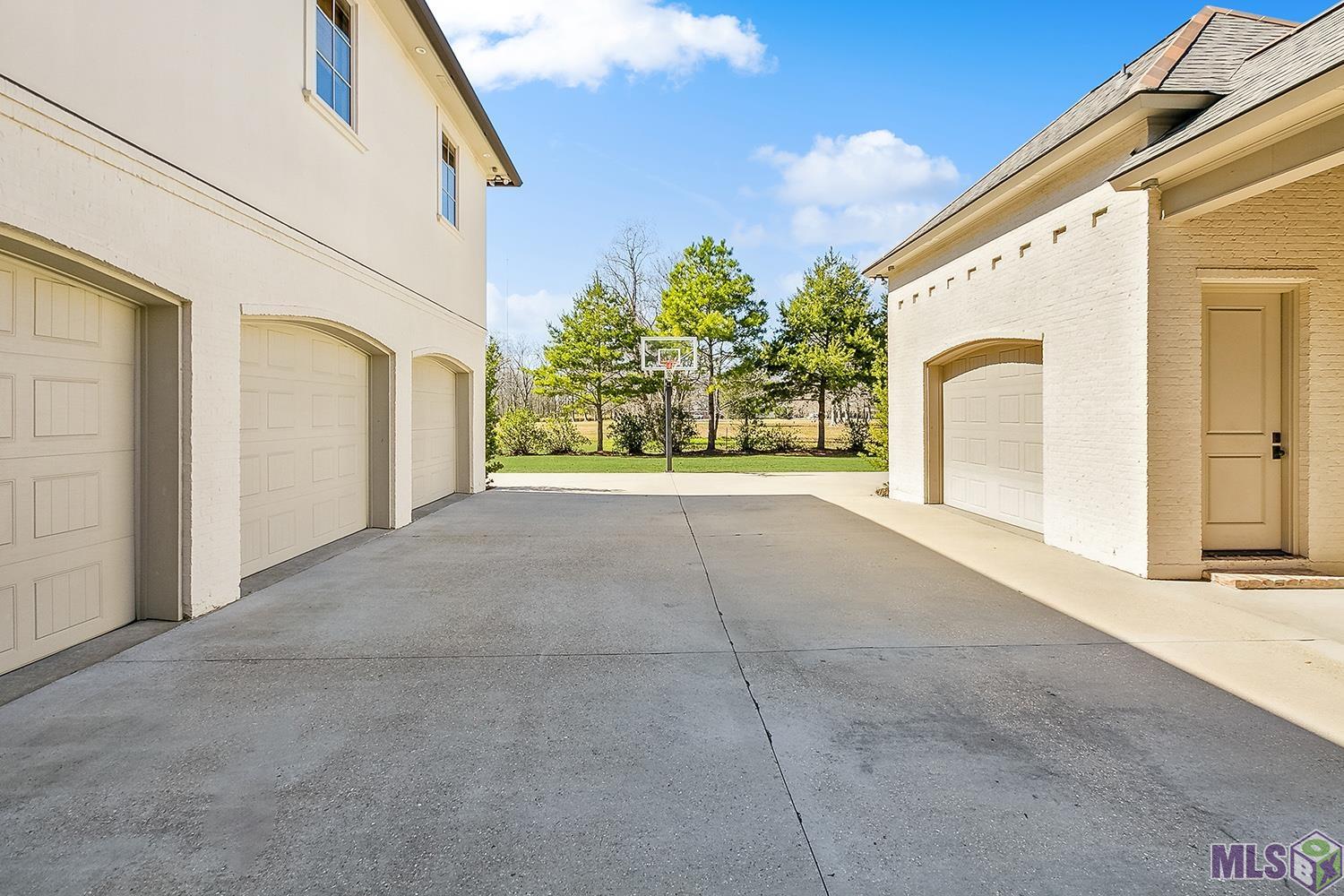 2637 Laurel Lakes Ave