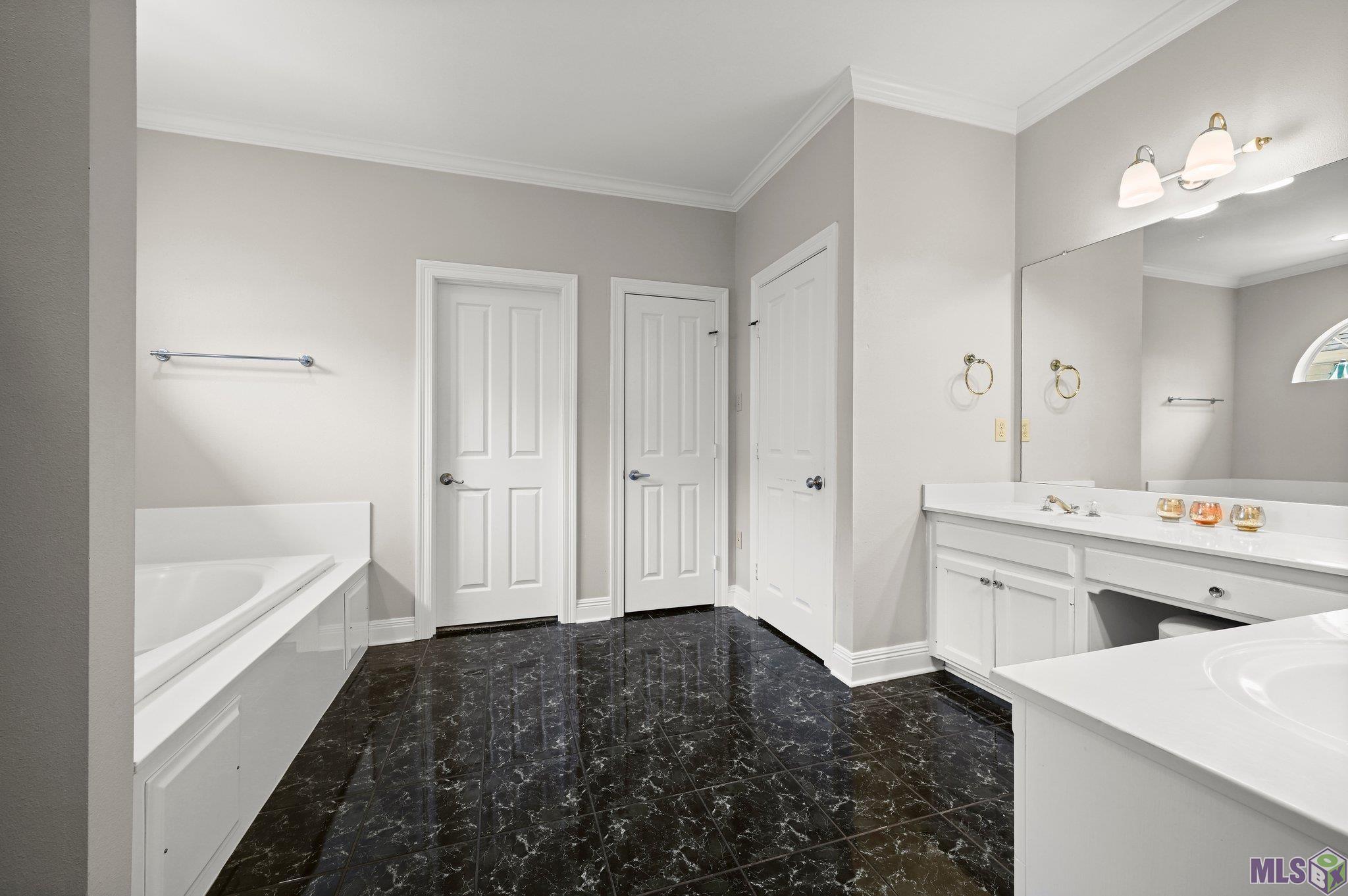 6214 Riverine Dr