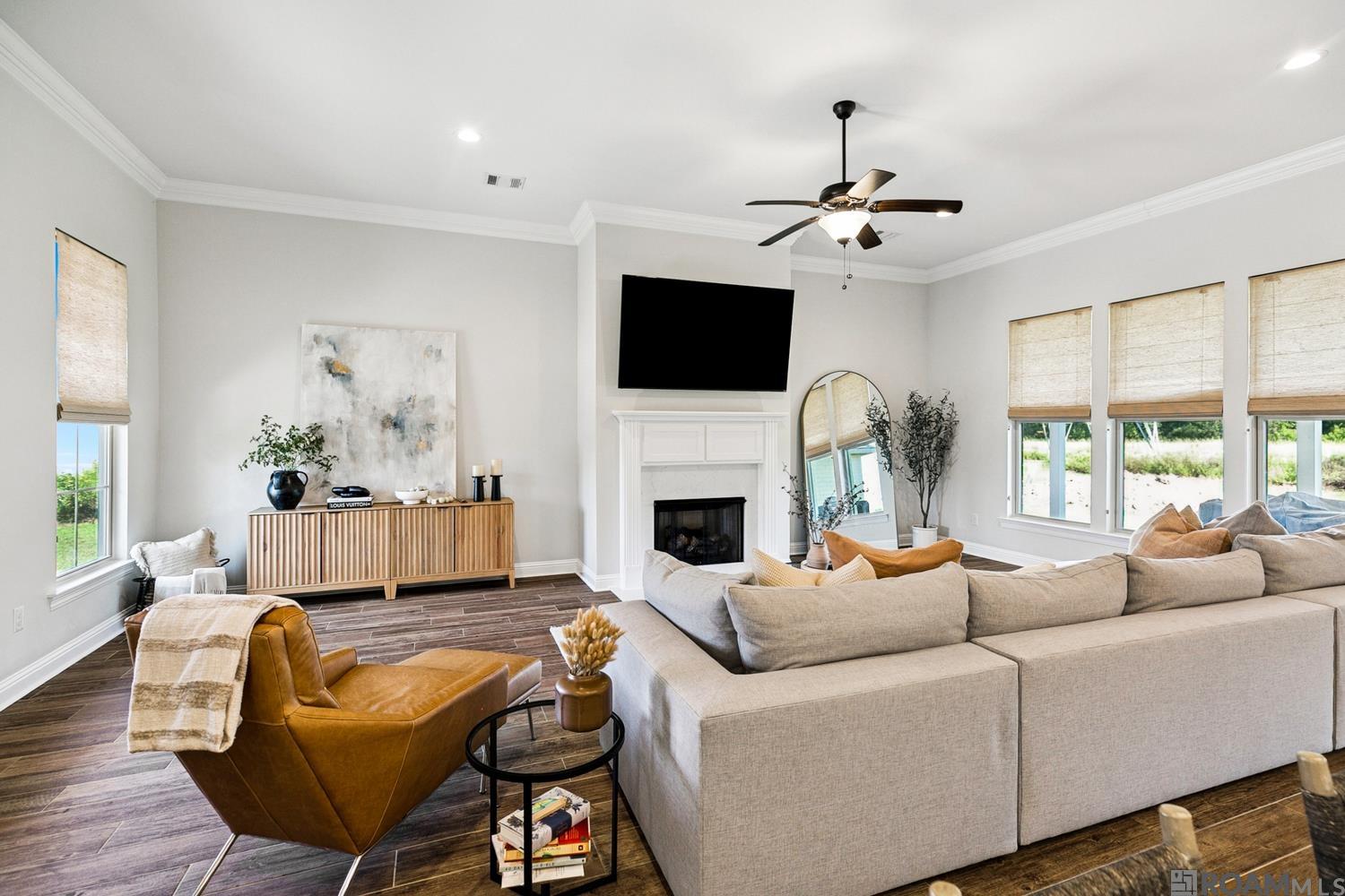 1060 Lakehaven Dr