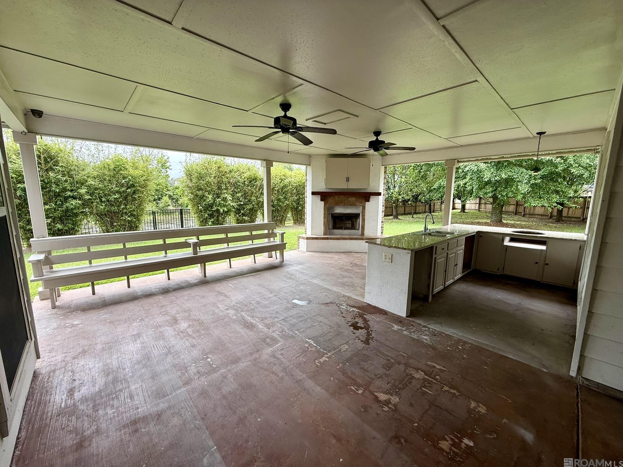 10408 Springtree Ave