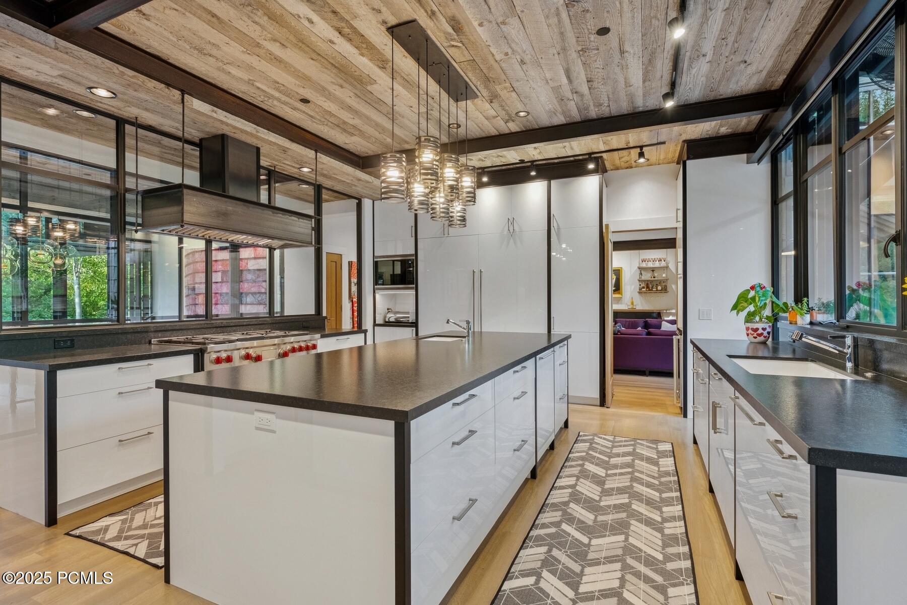 2505 W White Pine Lane