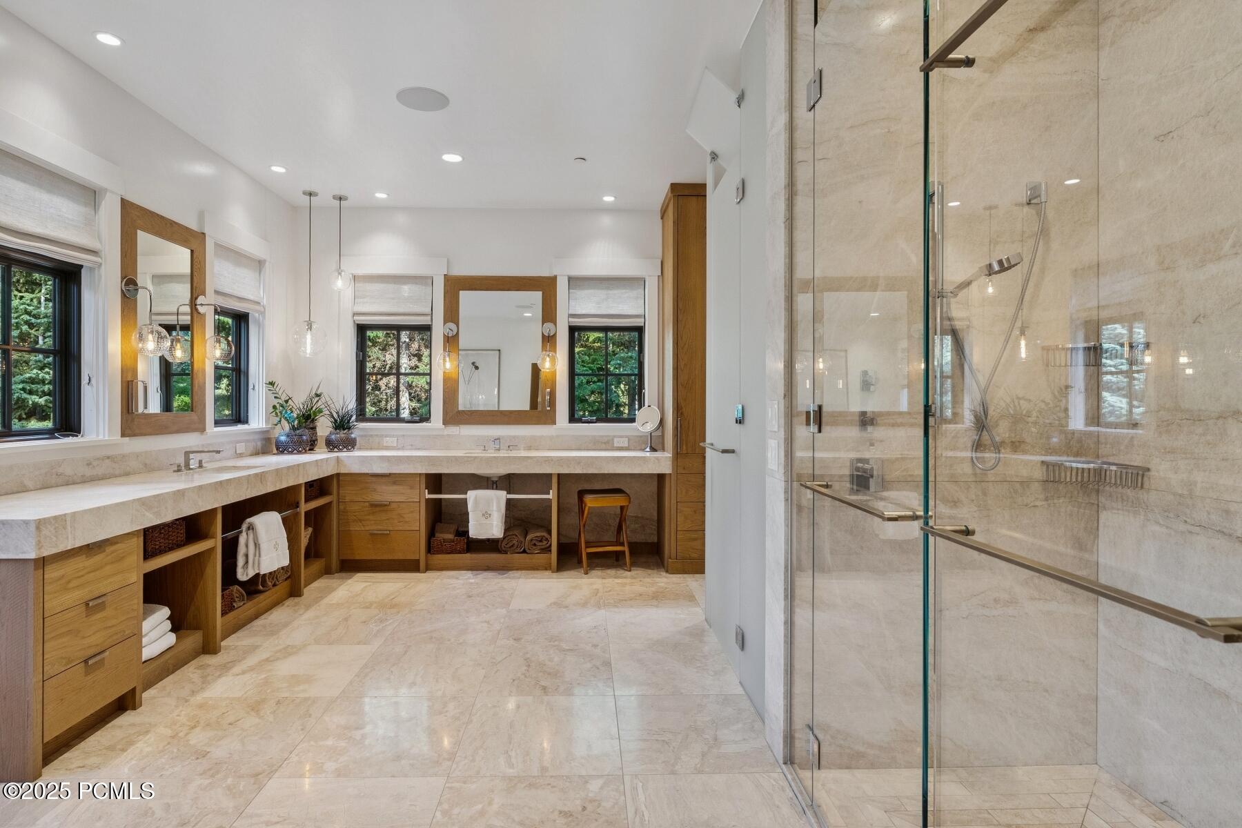 2505 W White Pine Lane