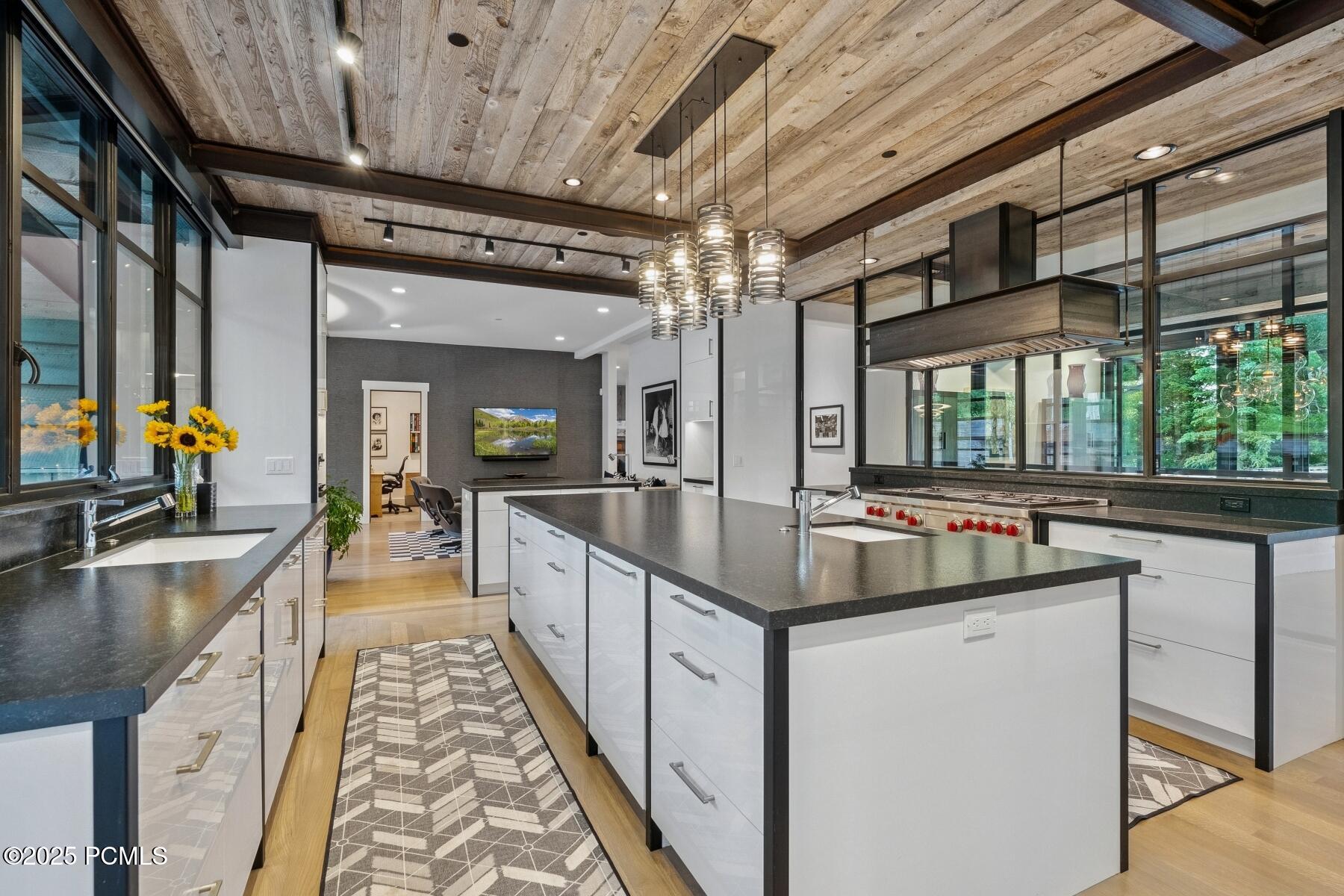 2505 W White Pine Lane