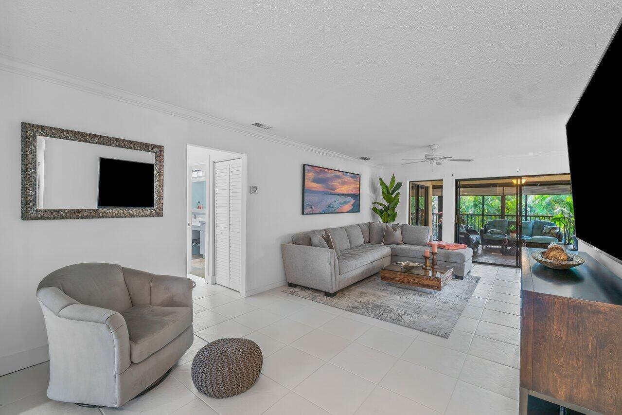 50 PELICAN POINTE Drive 2050