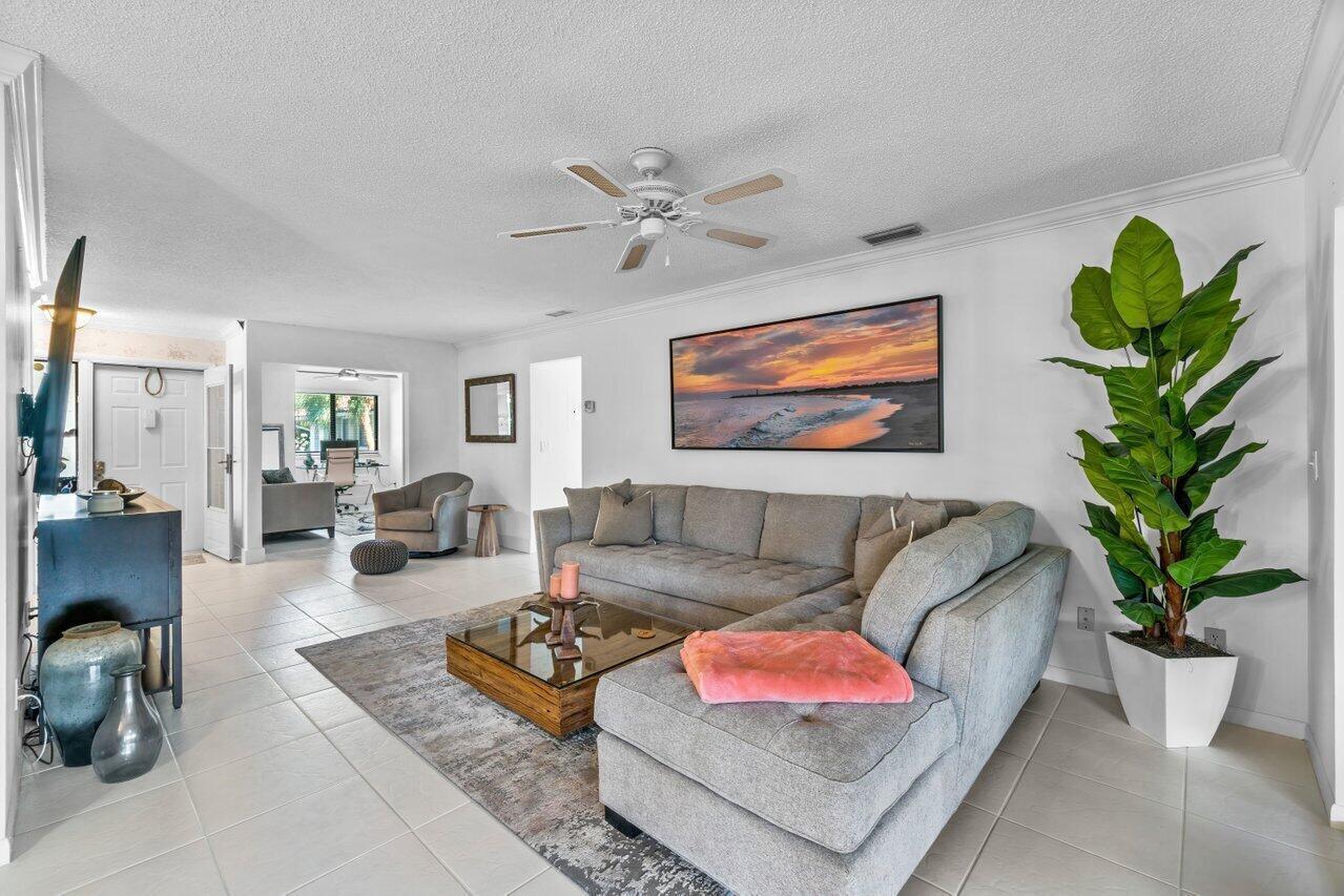 50 PELICAN POINTE Drive 2050