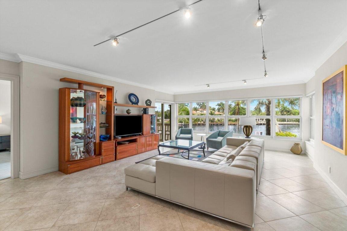 1000 Lowry Street 2b