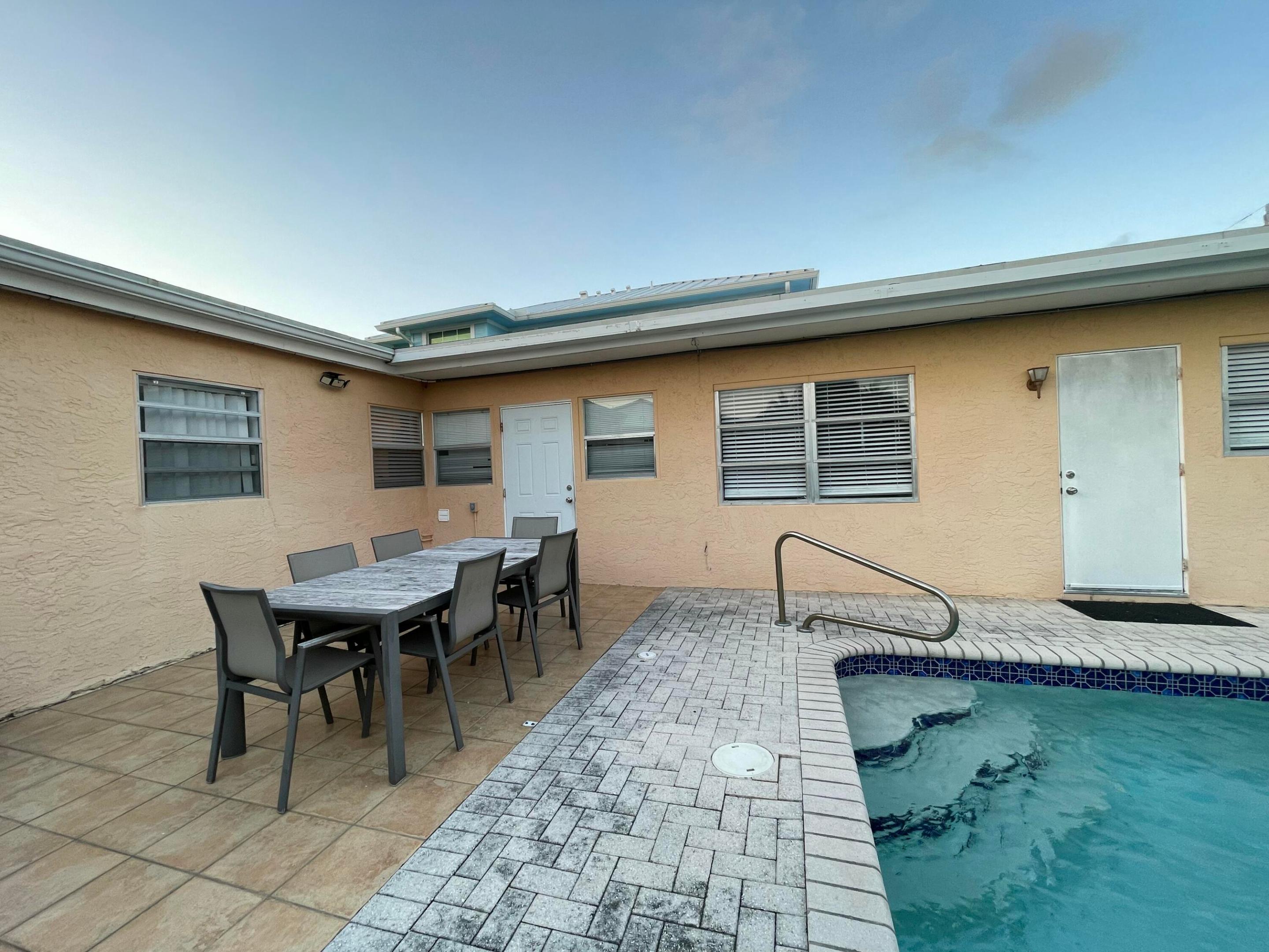 233 SE 4th Avenue