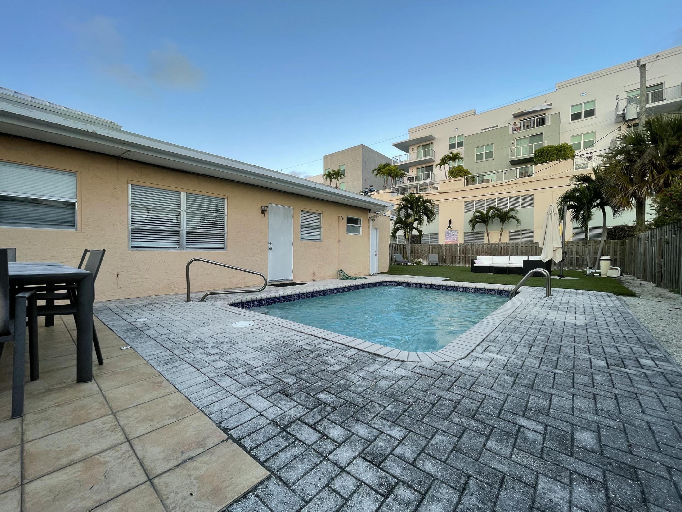 233 SE 4th Avenue