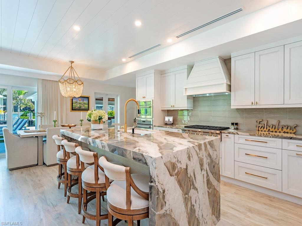 1565 Mullet LN