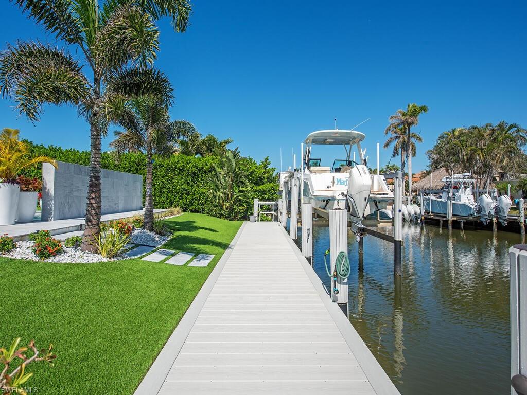 1565 Mullet LN