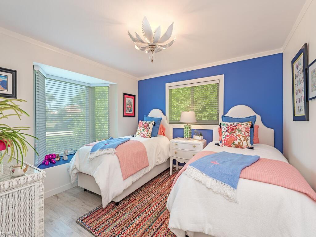1565 Mullet LN