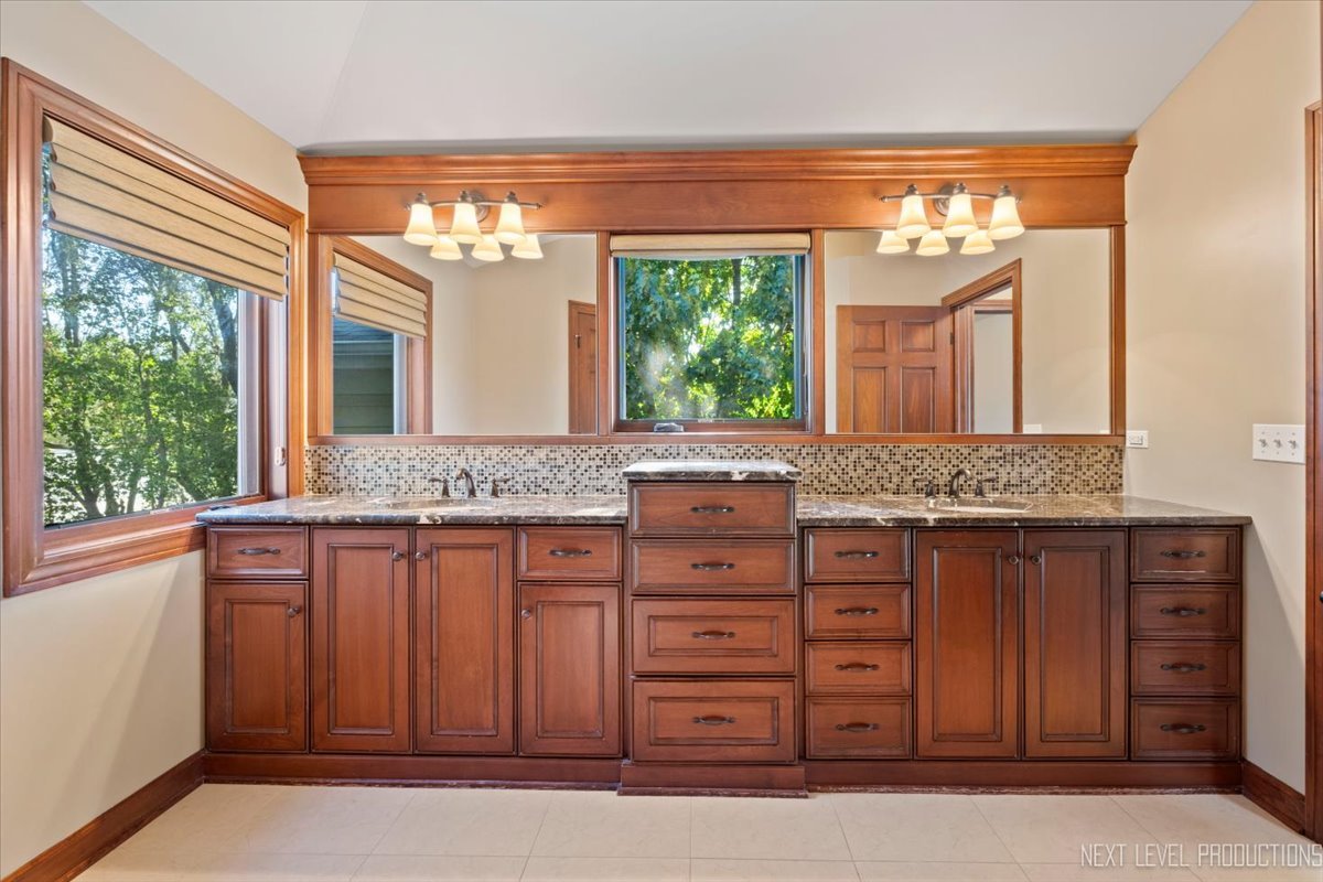 938 Oakleaf Court