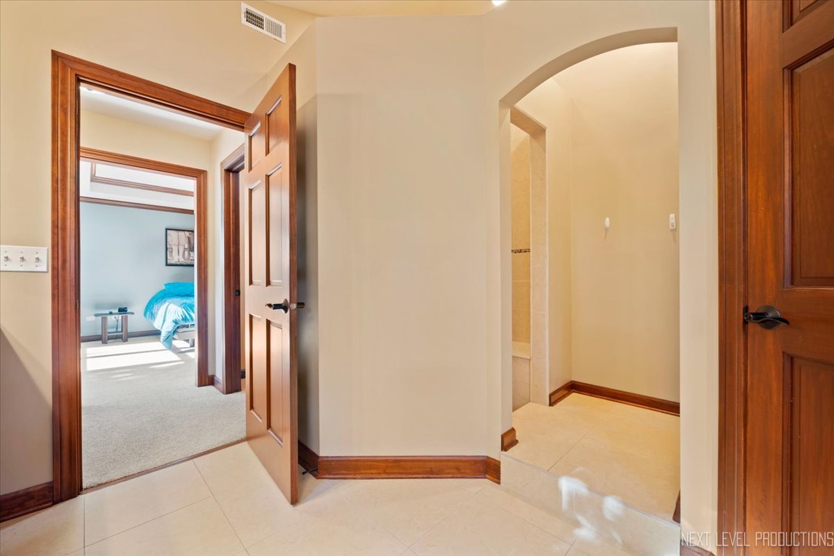 938 Oakleaf Court