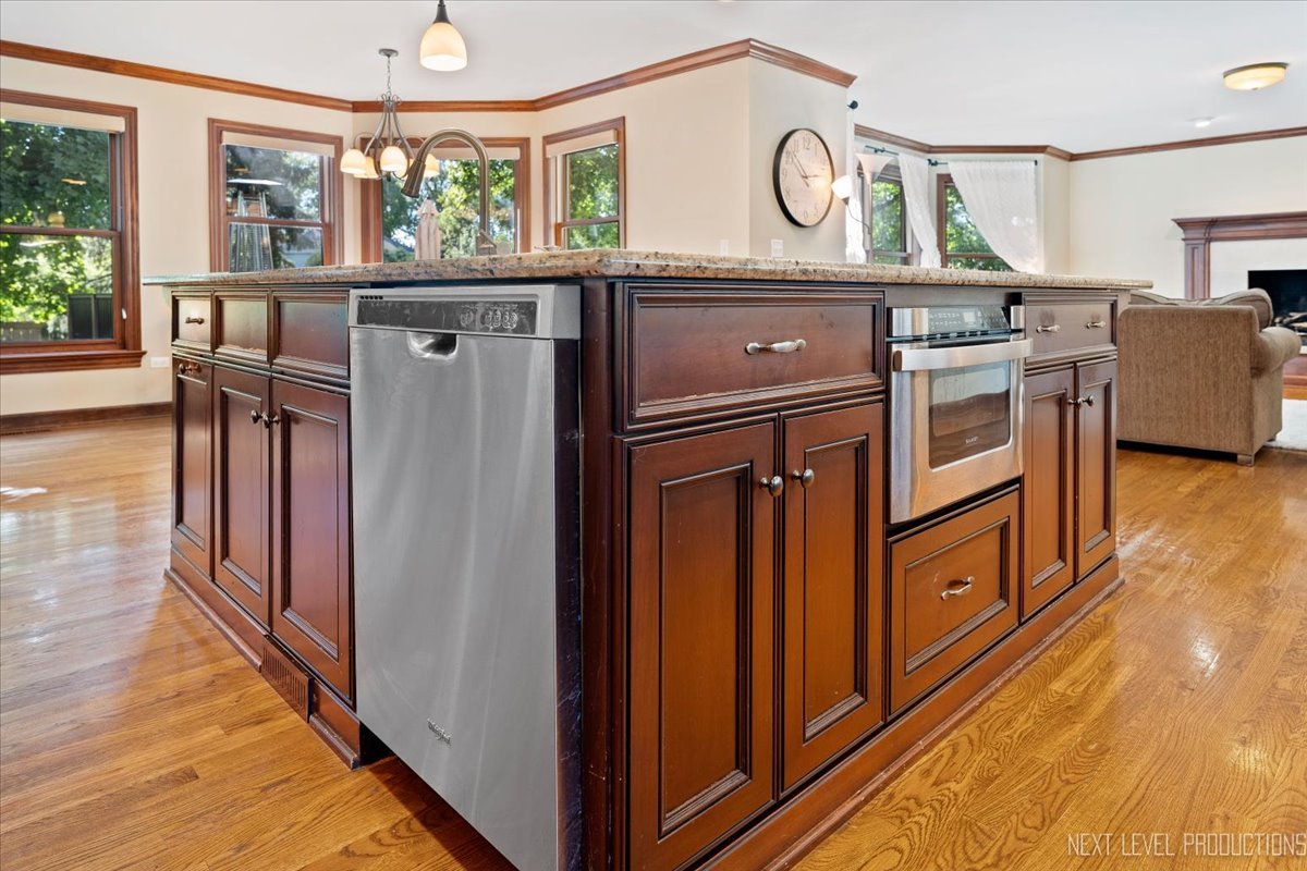 938 Oakleaf Court