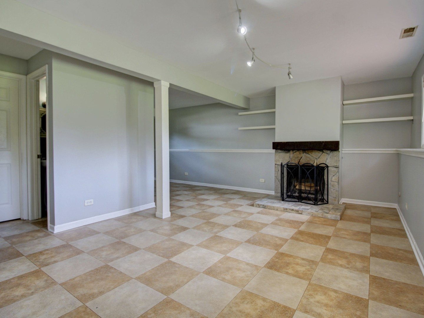 30W111 Glenhurst Court