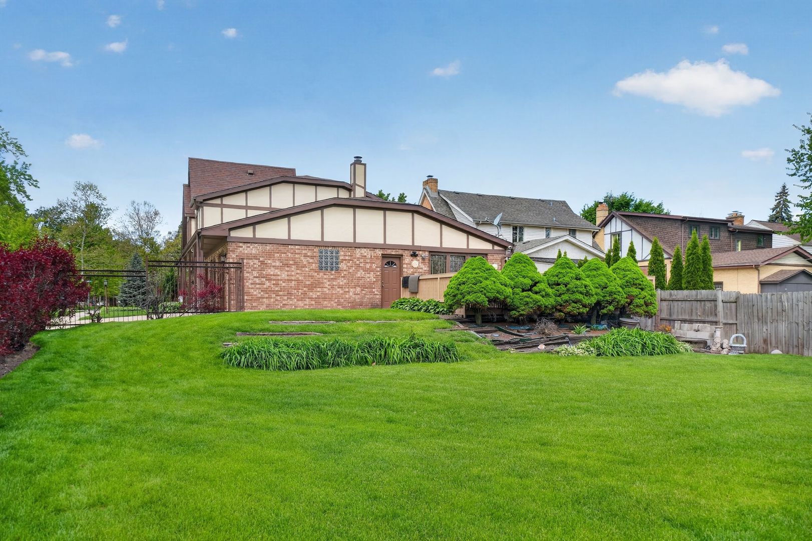 1152 E Walnut Avenue