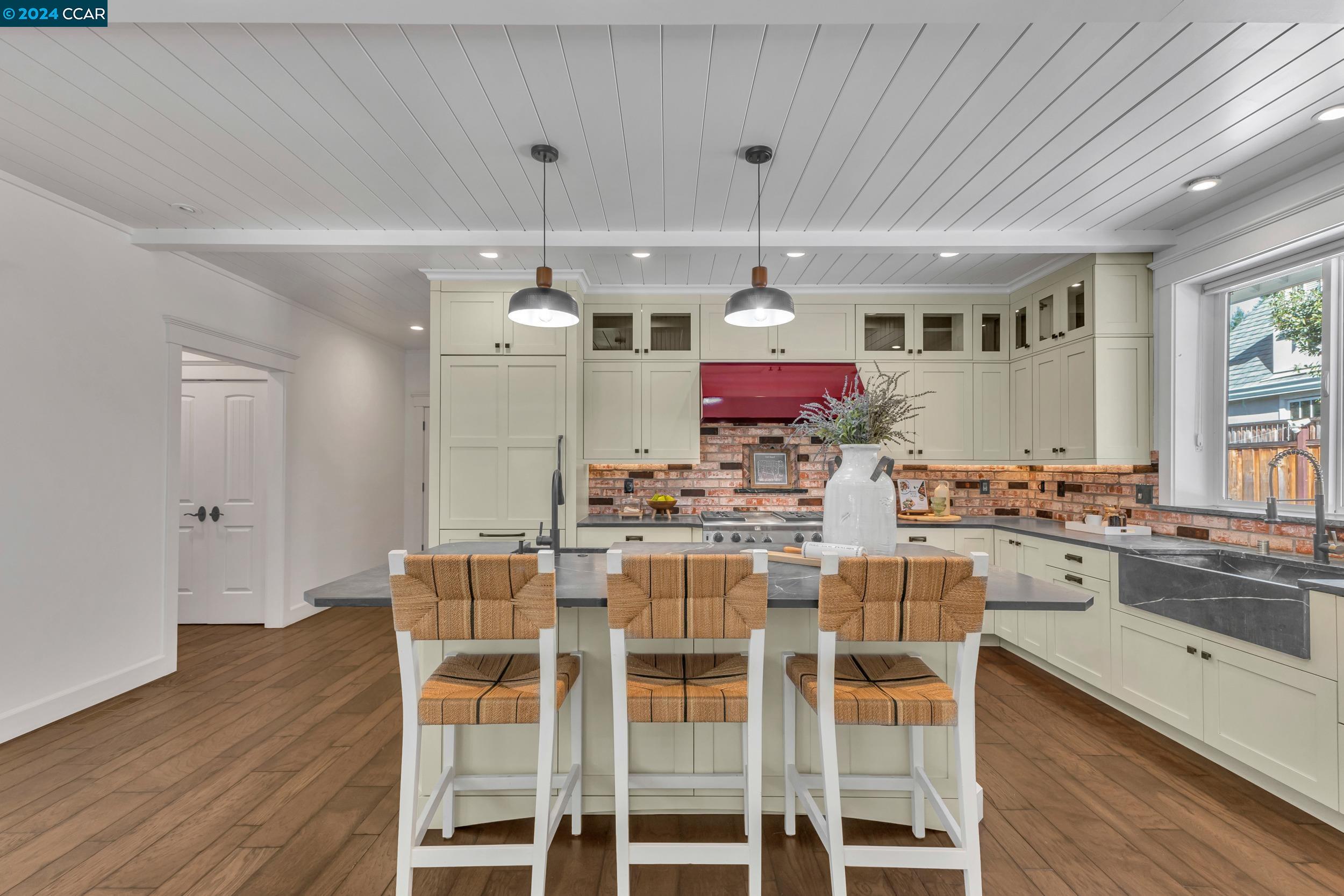 216 Fairway Dr