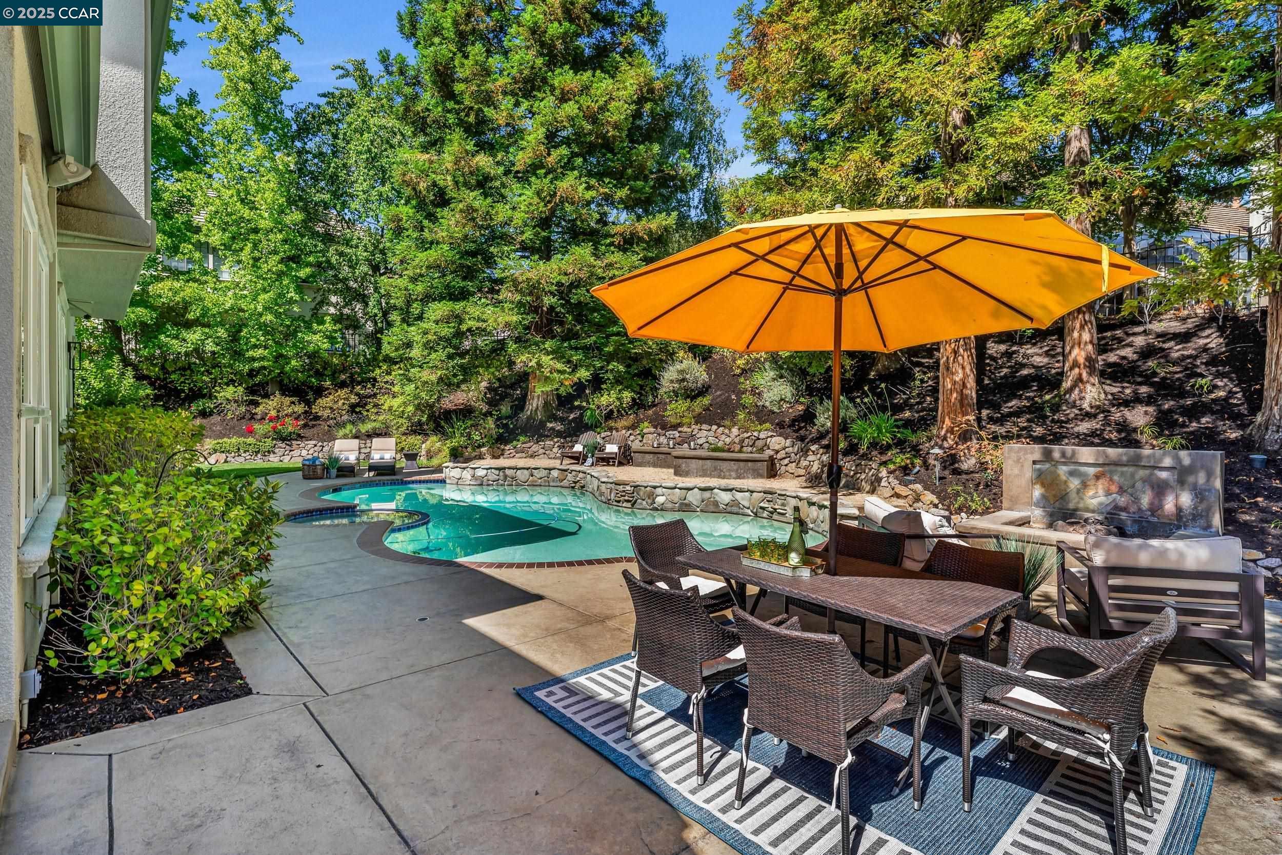 40 Oak Trail Ct