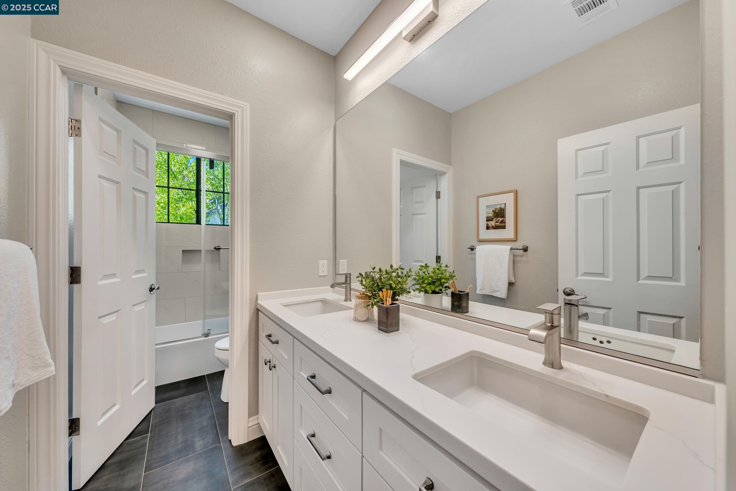40 Oak Trail Ct