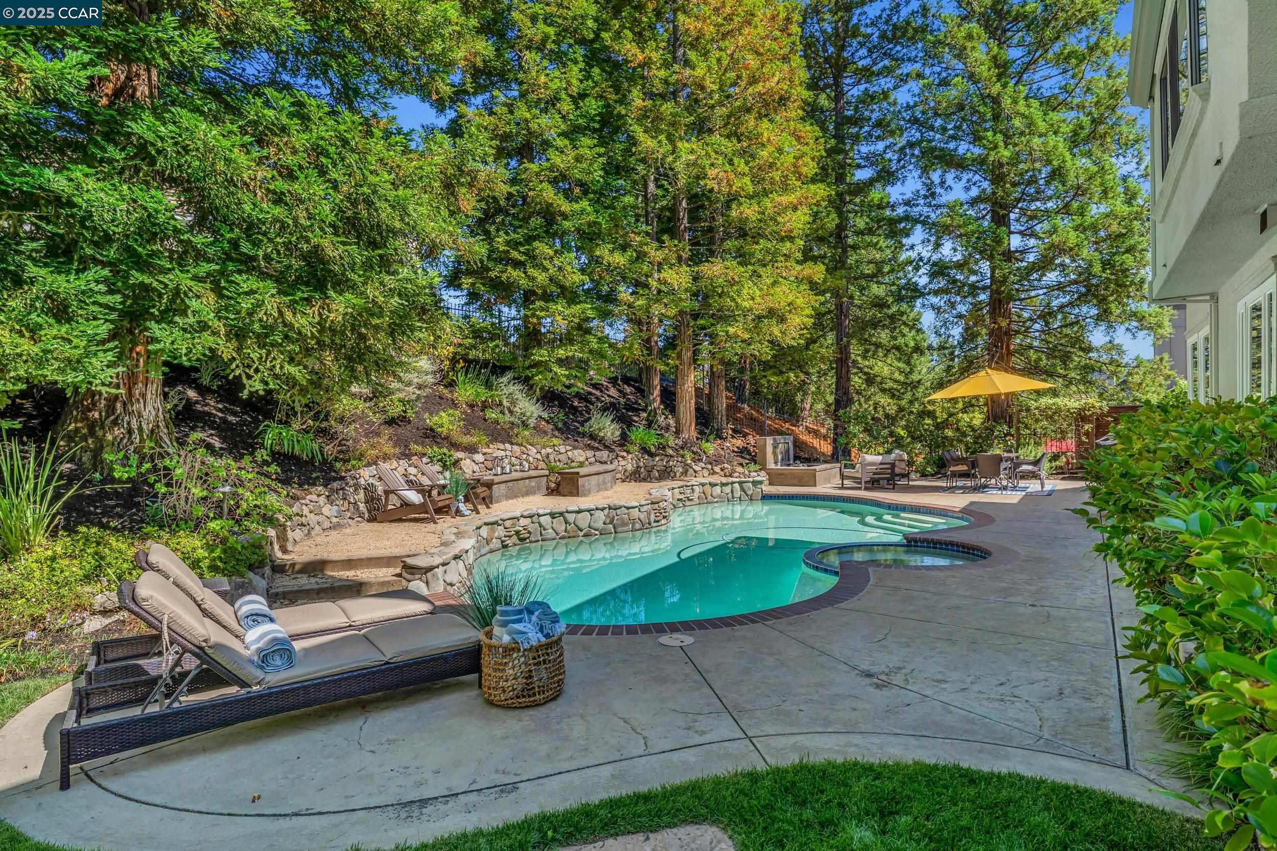 40 Oak Trail Ct