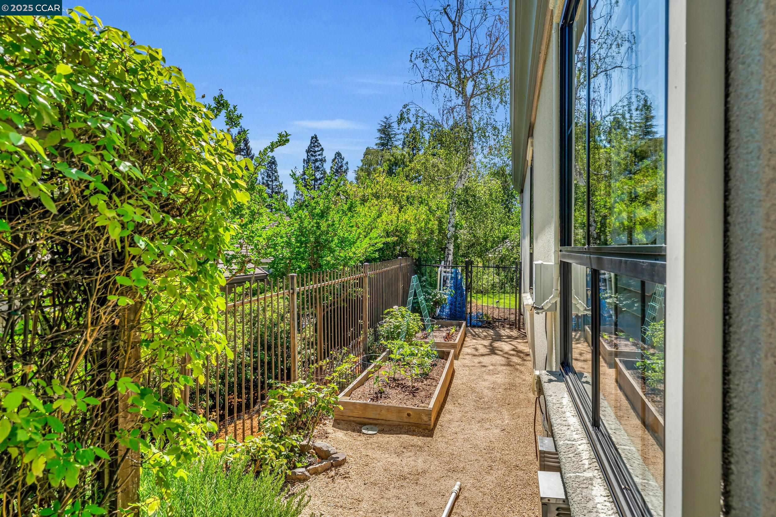 40 Oak Trail Ct