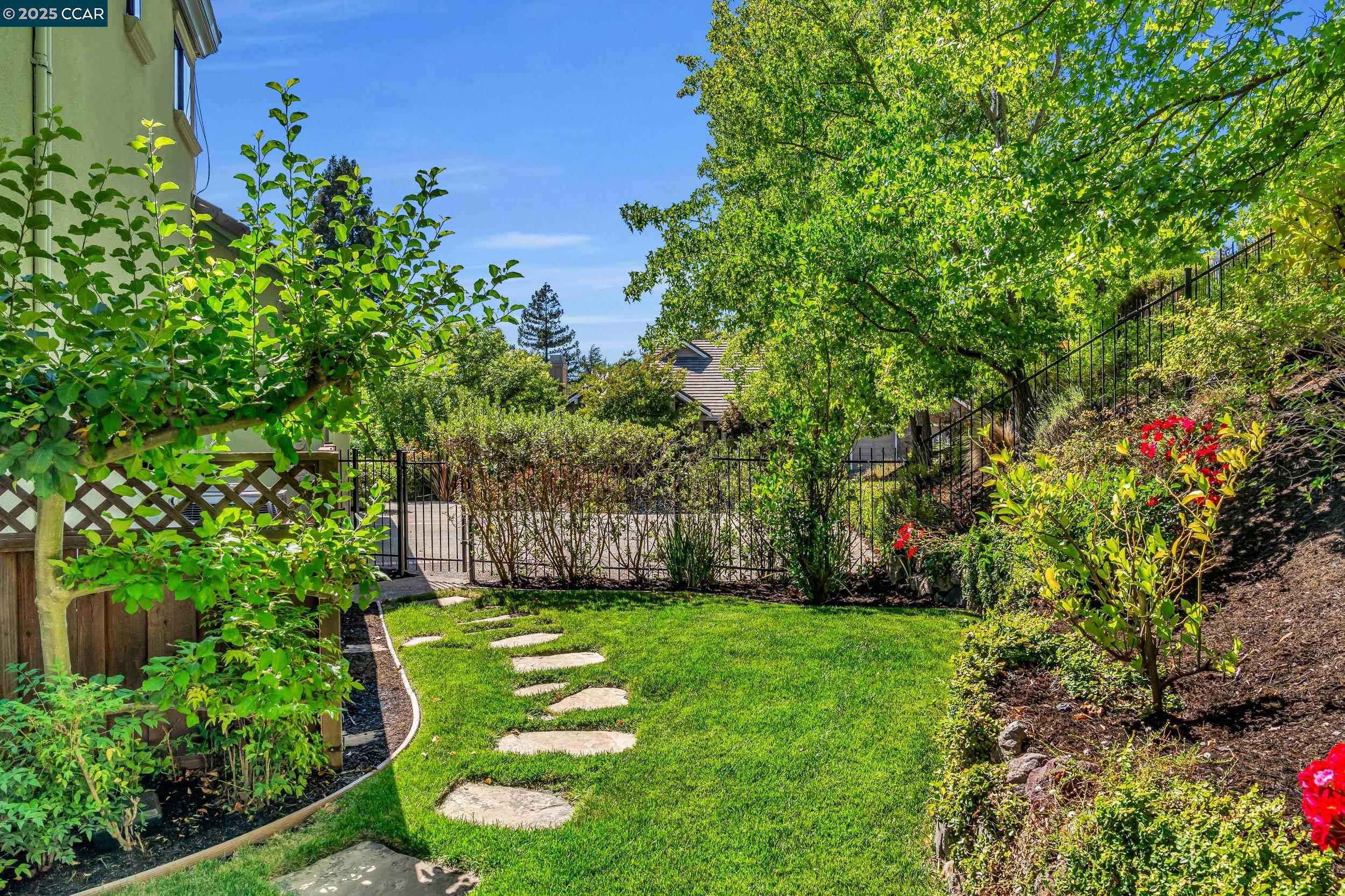 40 Oak Trail Ct