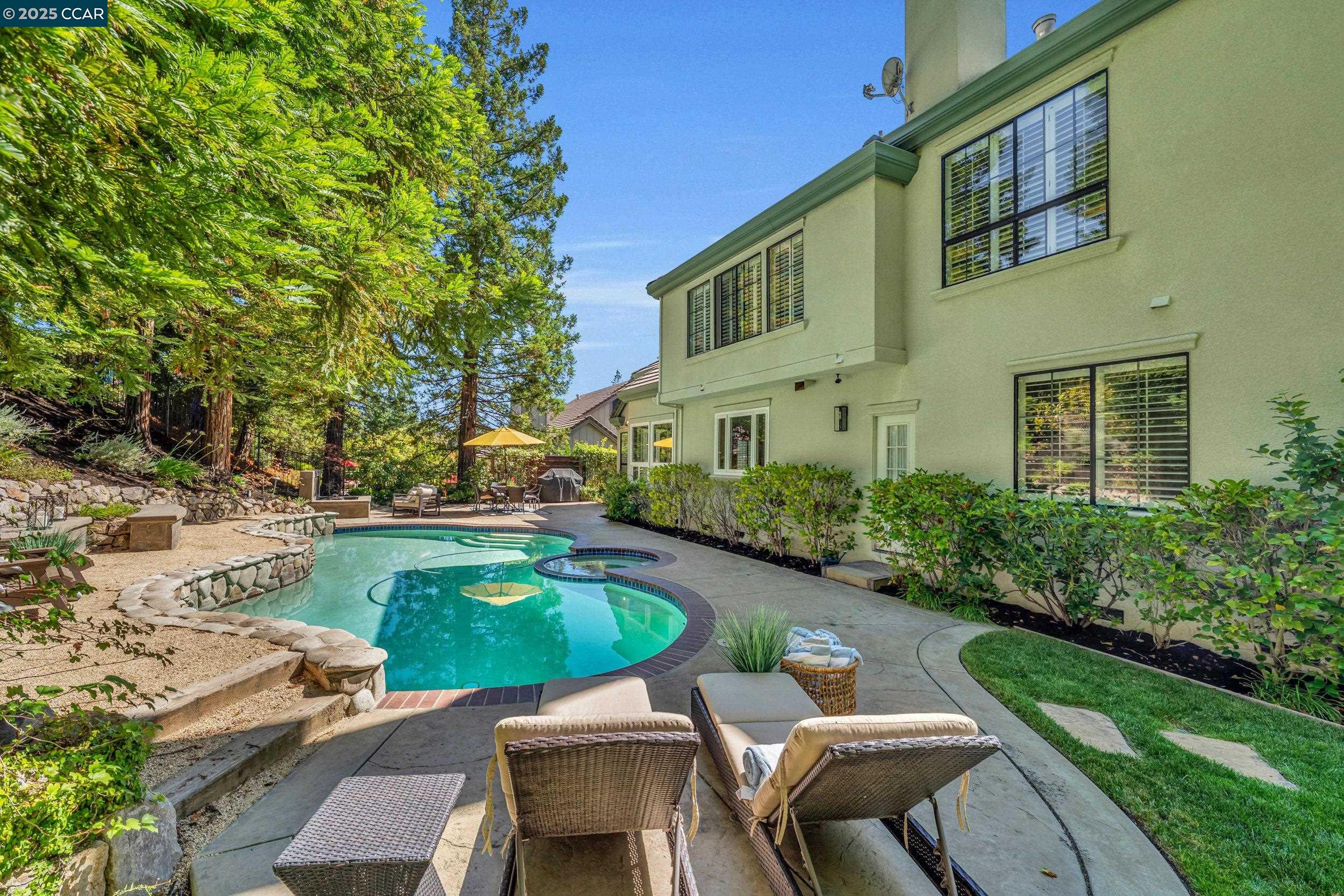 40 Oak Trail Ct