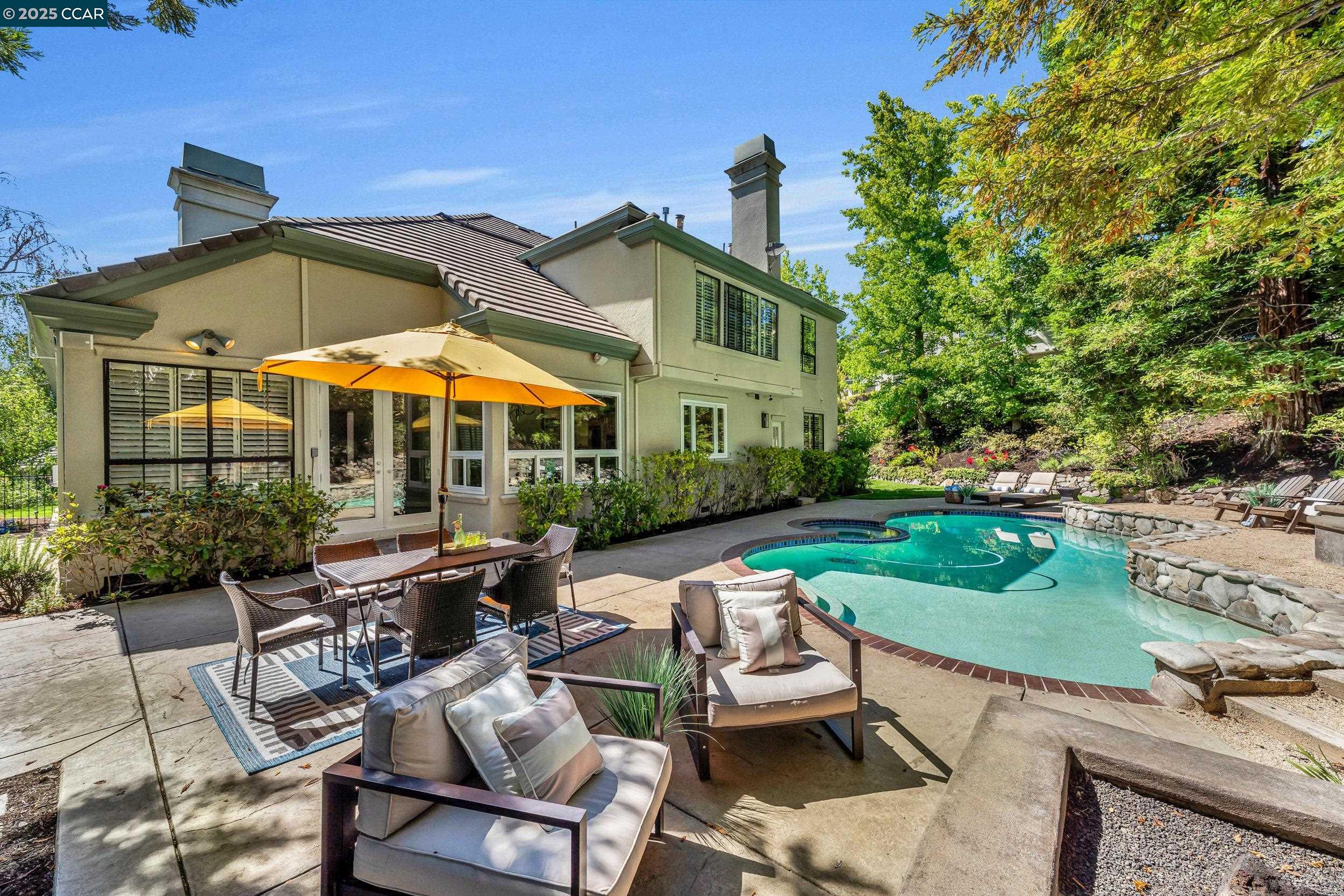 40 Oak Trail Ct