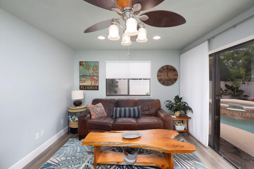 801 NE Zebrina Senda