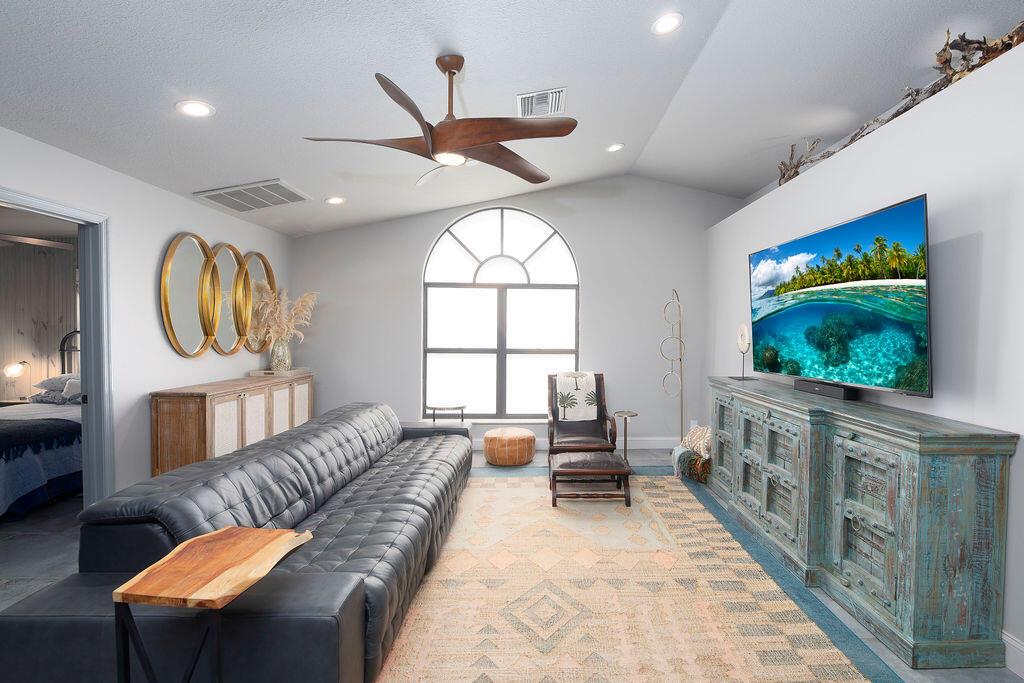 801 NE Zebrina Senda