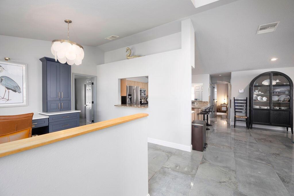 801 NE Zebrina Senda