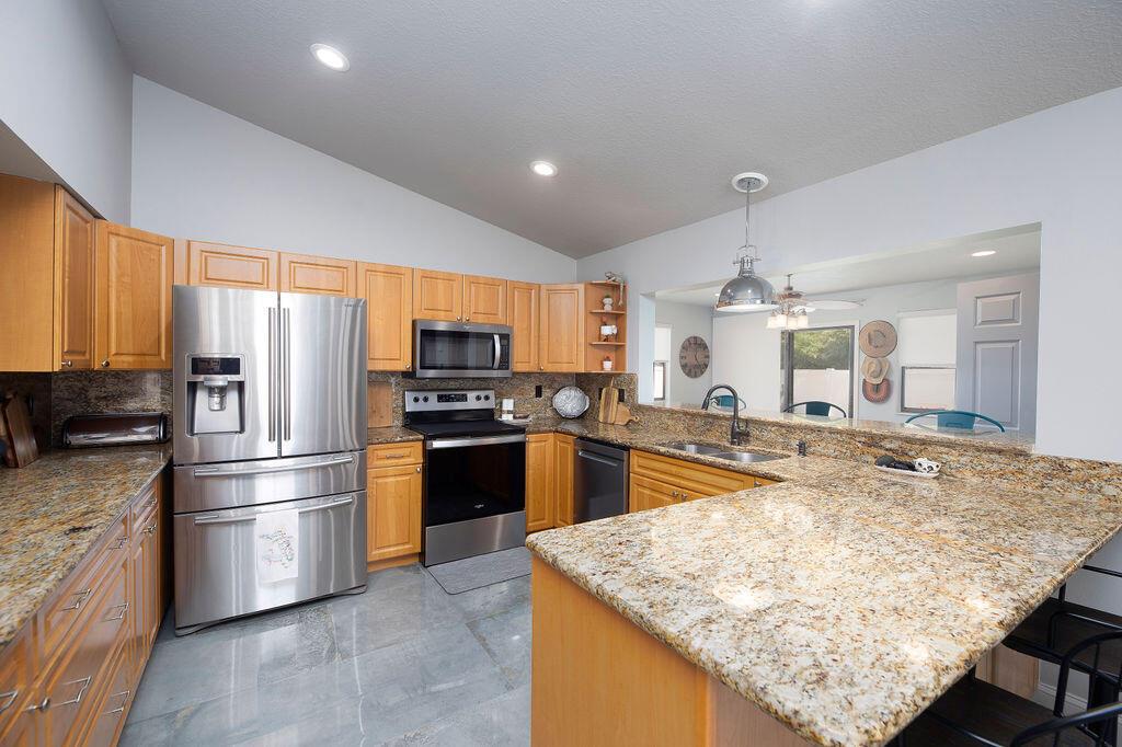 801 NE Zebrina Senda