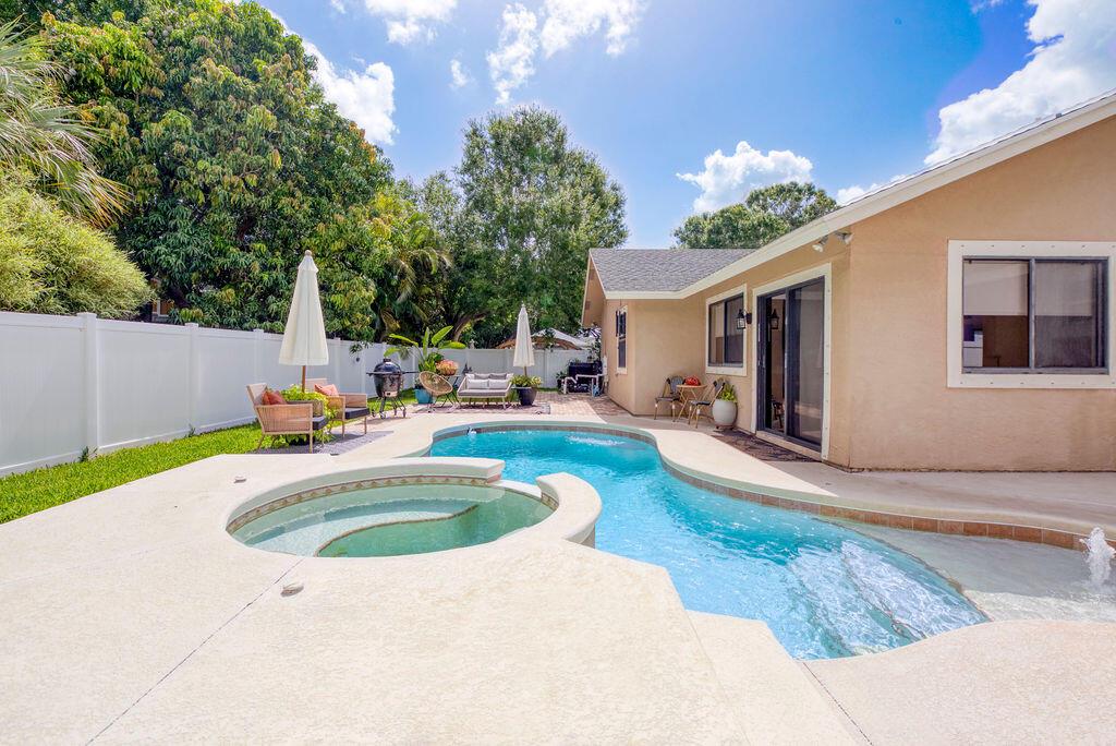 801 NE Zebrina Senda