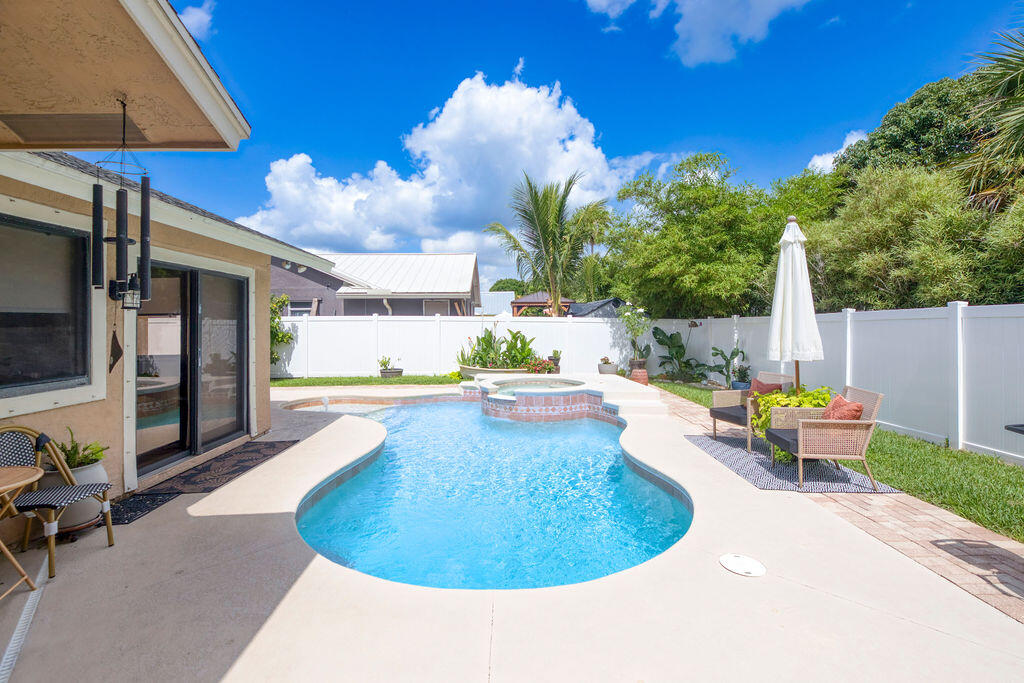 801 NE Zebrina Senda