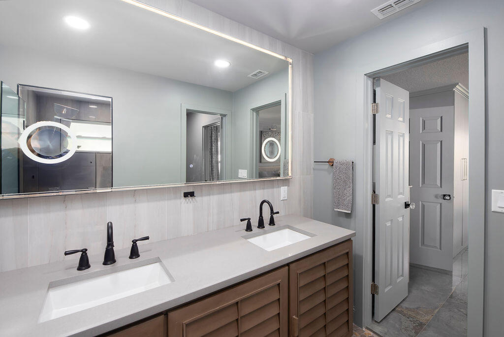 801 NE Zebrina Senda