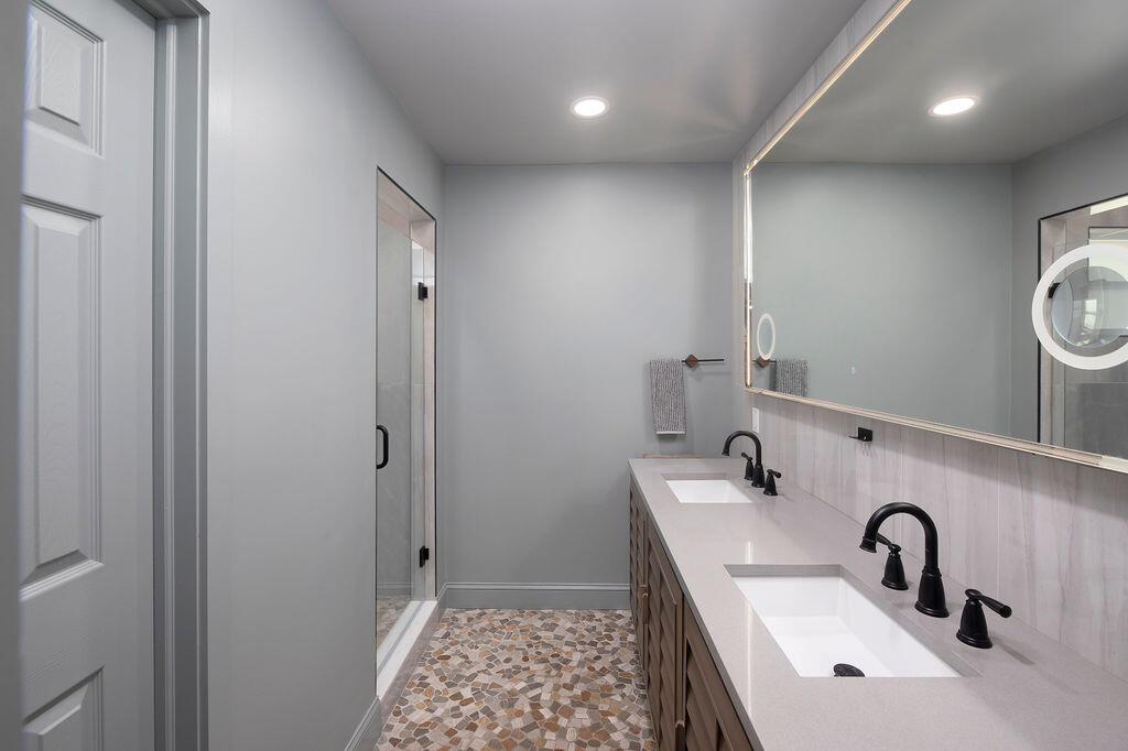 801 NE Zebrina Senda