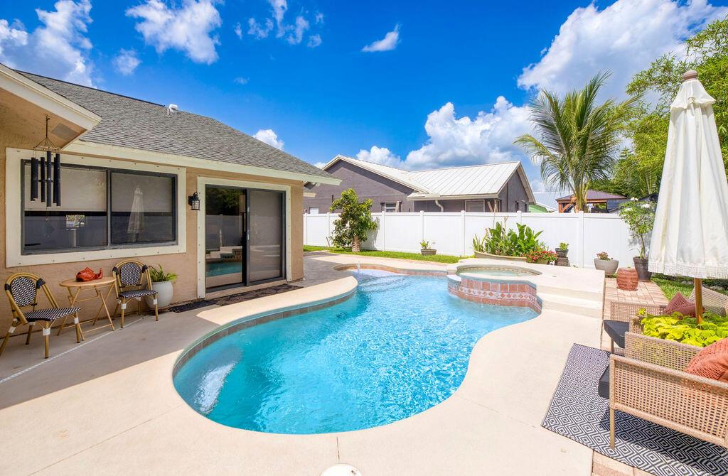 801 NE Zebrina Senda