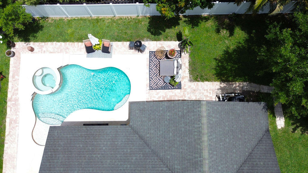 801 NE Zebrina Senda