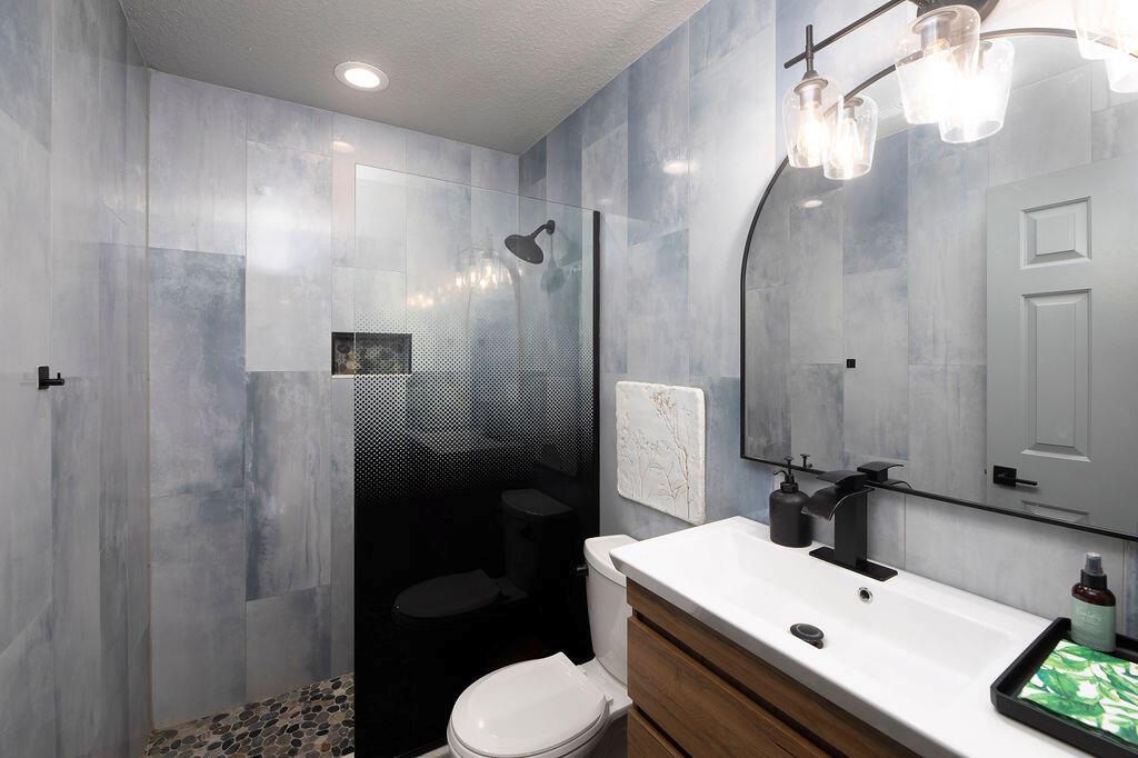 801 NE Zebrina Senda