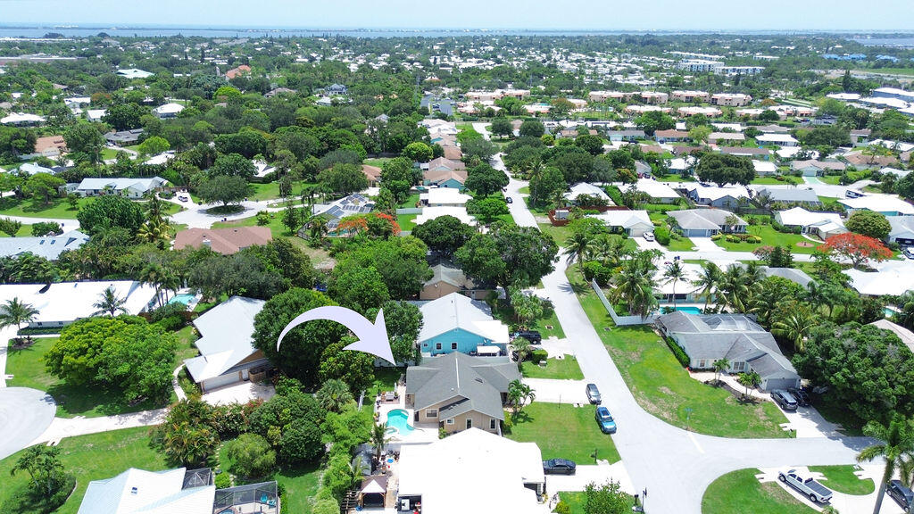 801 NE Zebrina Senda