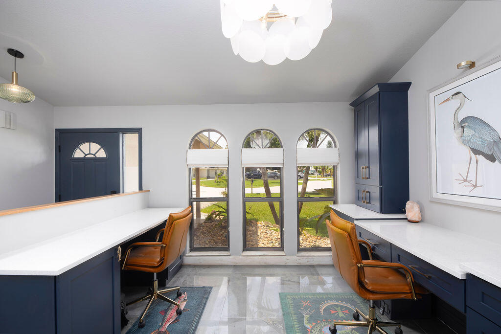 801 NE Zebrina Senda