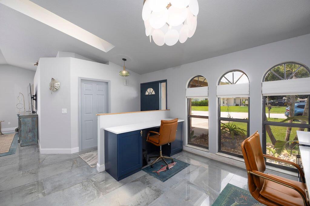 801 NE Zebrina Senda