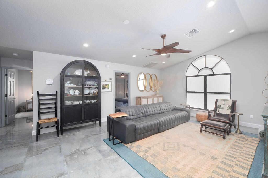 801 NE Zebrina Senda