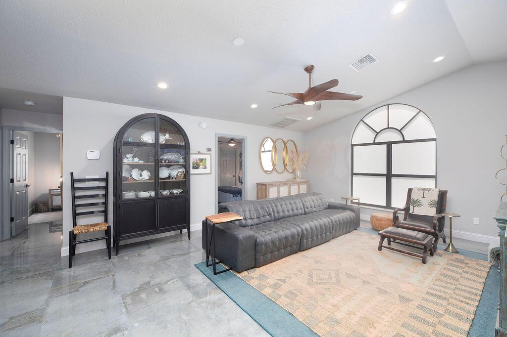 801 NE Zebrina Senda