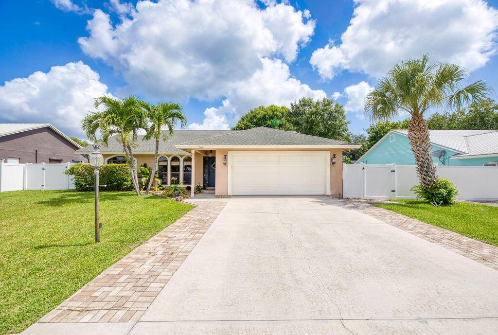 801 NE Zebrina Senda